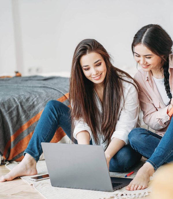 girls friends students in casual doing the project qqlc86p.jpg